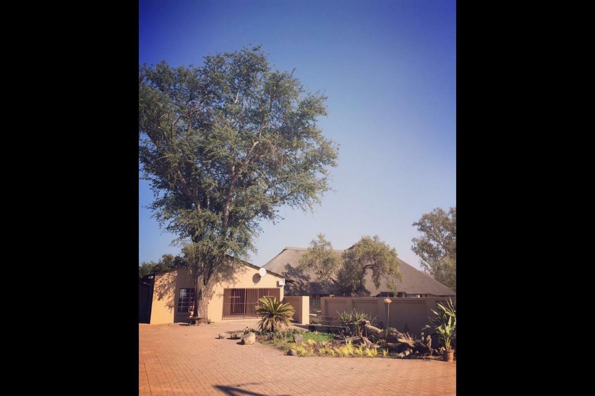 Esmarline Lodge Brits Exterior photo